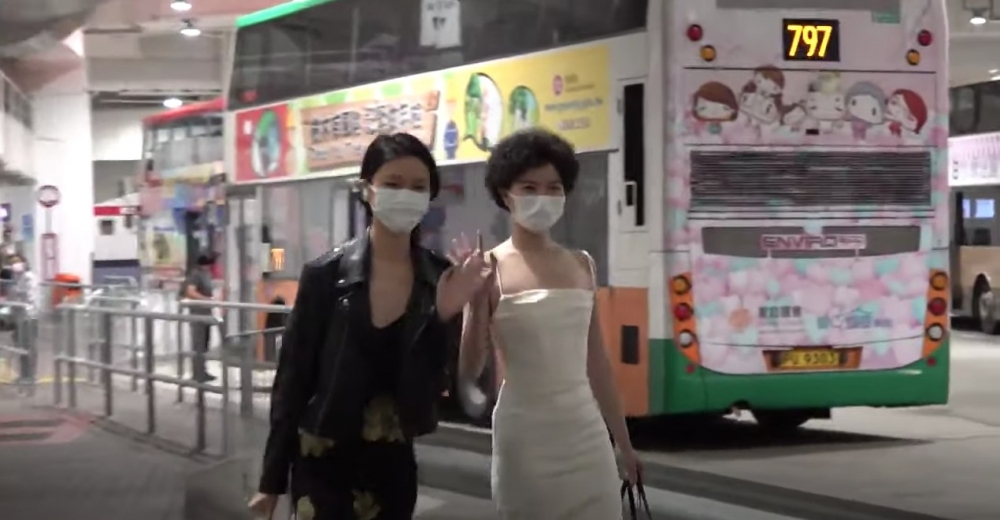 一對佳麗分別著上黑、白色現身