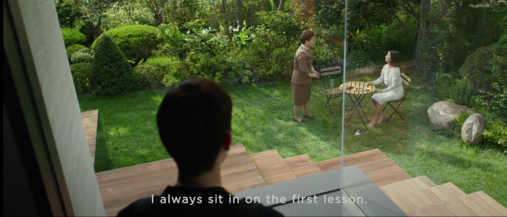 事件經過猶如現實版《上流寄生族》。