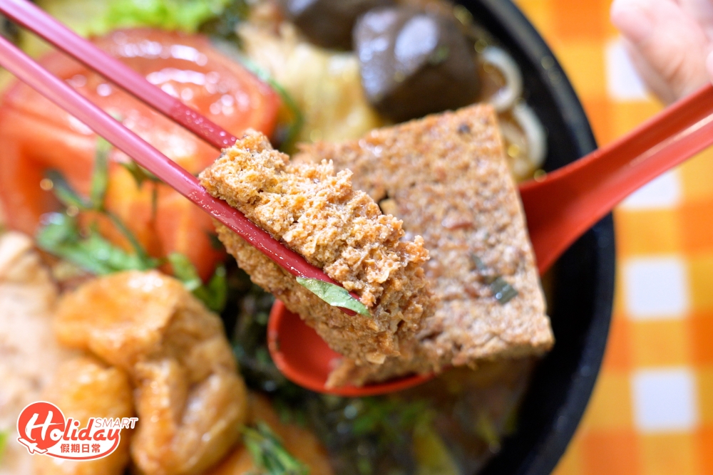表面一塊看似「蜂巢豆腐」的其實是蟹膏蛋餅。