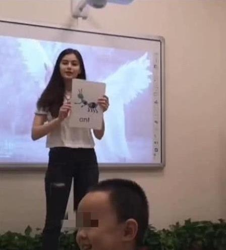 呢位貌似Angelababy嘅老師似乎係英文老師,手中拎住生字卡教小朋友英文。