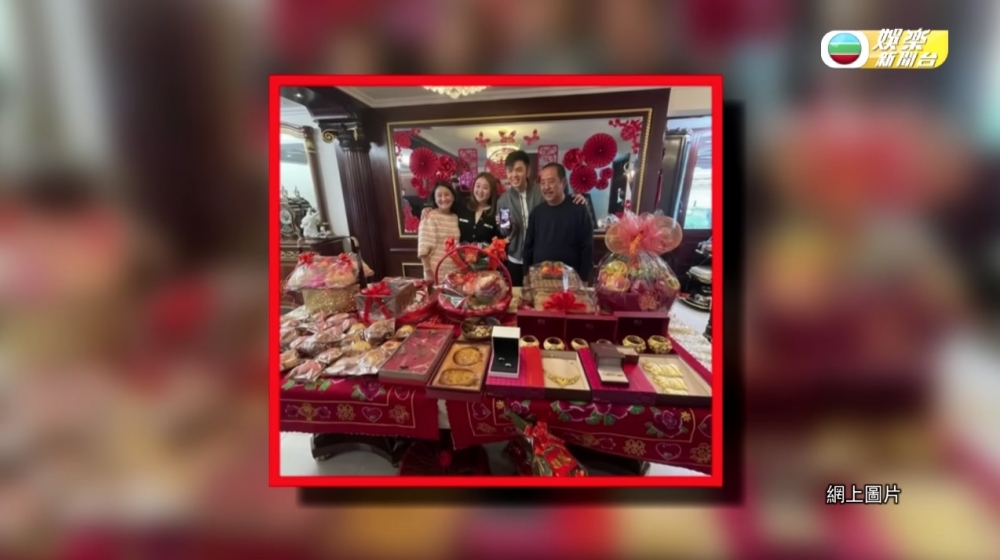 拍拖僅半年伍富橋就求婚成功,佢接受訪問時透露公開戀情後一個月內不停向女友求婚,終於獲佳人點頭say Yes!