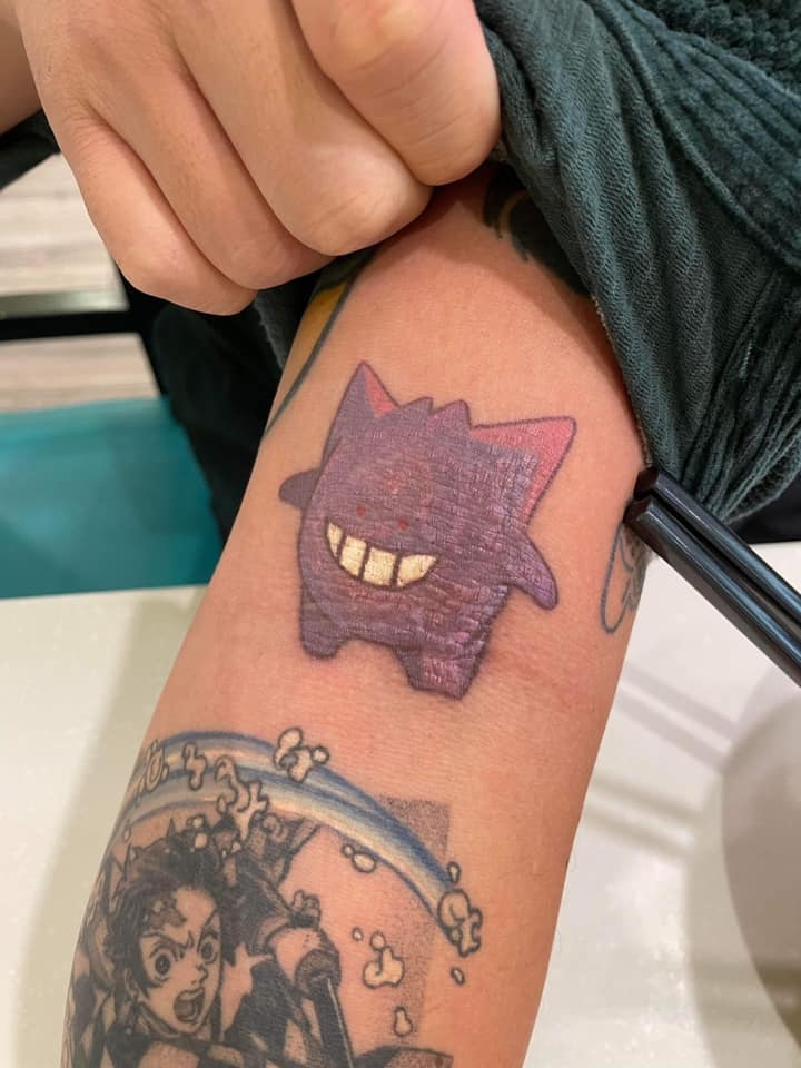 紋身師指佢嘅紋身技術可以從佢公開嘅作品相見到，佢聲稱：「我甚至無自稱過係紋身師，紋唔紋得過係你哋嘅判斷」