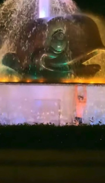 隨後佢就變本加厲，爬上鯨魚雕像入面！