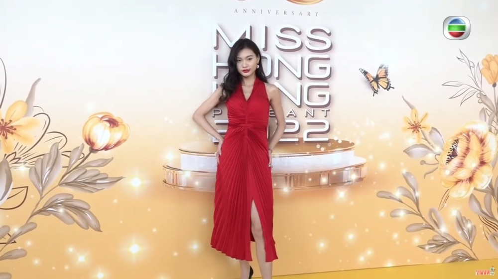 Atlantico為咗以示尊重亦著上紅裙現身面試。