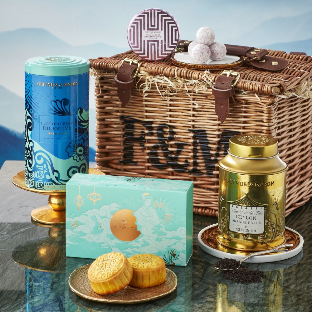 滿載茗茶月餅禮盒和各款精緻美點的訂製禮籃!