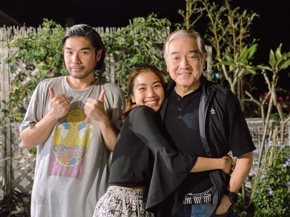 姜麗文自細父母離異,佢1歲嘅時候生母梁盛子就離開咗佢,兩兄妹由爸爸秦沛獨力撫養長大,感情要好