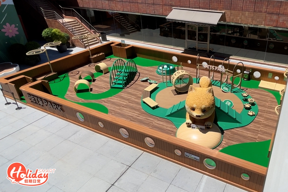 去年初沙田新城市廣場的1樓戶外平台搖身一變成為Pets Park 寵物同樂園,分「歷奇」及「野餐」2大區域,每逢假日都吸引不少人帶愛犬來放電,而樂園將會在6月26日起以全新面貌登場,以大地色為主調,其中寵物歷奇暢玩區就有3米高的巨犬柴柴全坐鎮,擺出可愛萌樣歡迎大家。