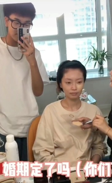 內地一位00後男生同媽媽一齊影婚紗相,更拍片留作紀念