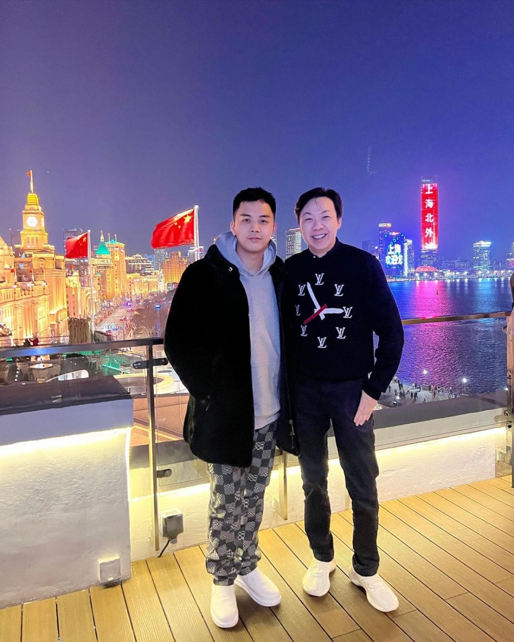PR鄭紹康喺IG晒出與伍富橋於上海嘅合照