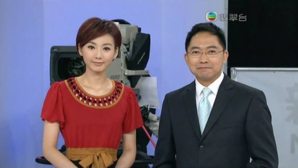 前主播許方輝9年前曾被爆與新聞小花周嘉儀傳緋聞，日前又再被拍到與女子親暱互攬？！