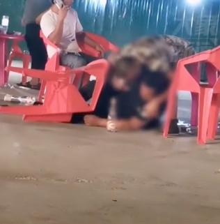 花衣男不斷抱住對方大喊