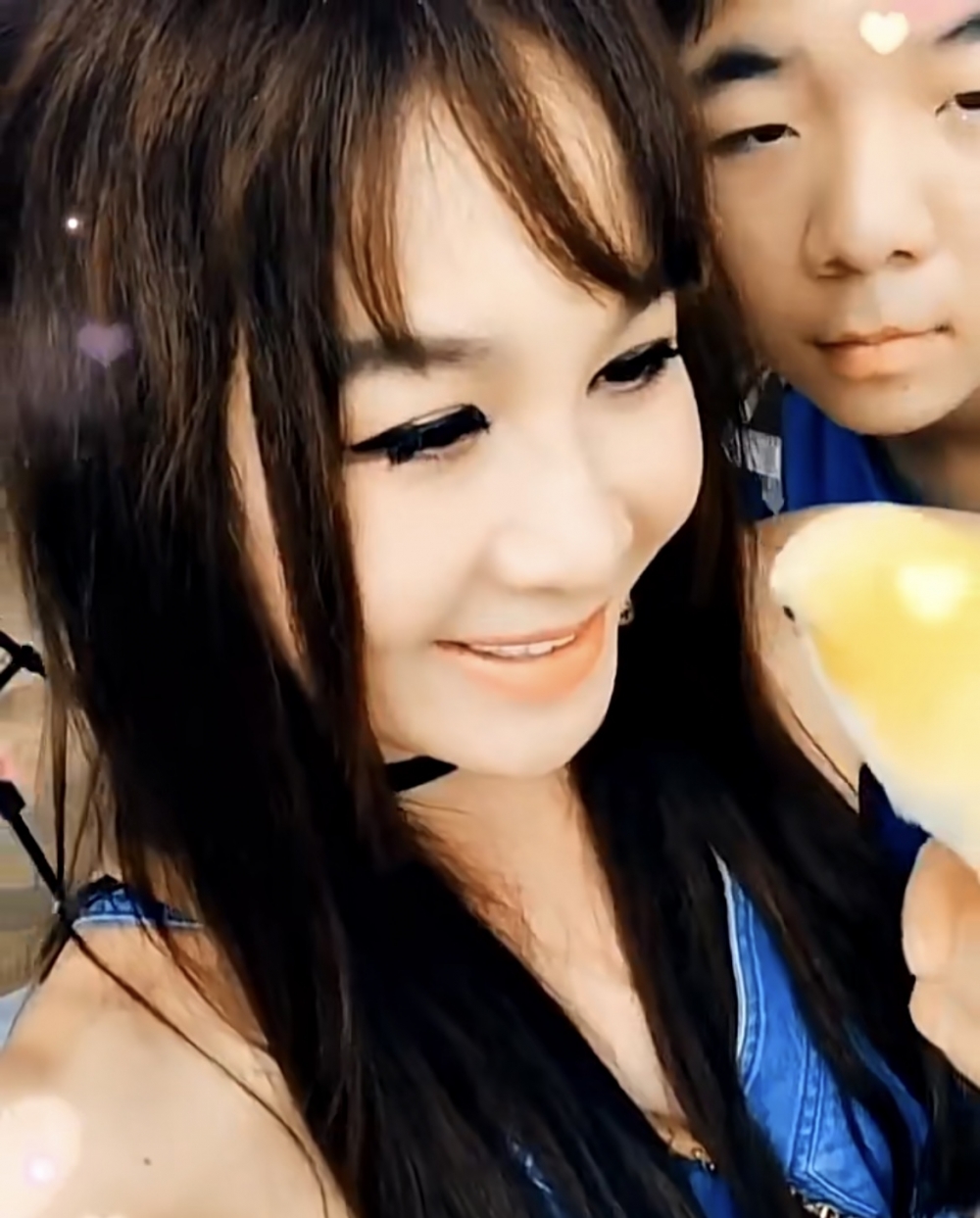 溫碧霞上載與小鳥玩嘅短片,非常有童真~