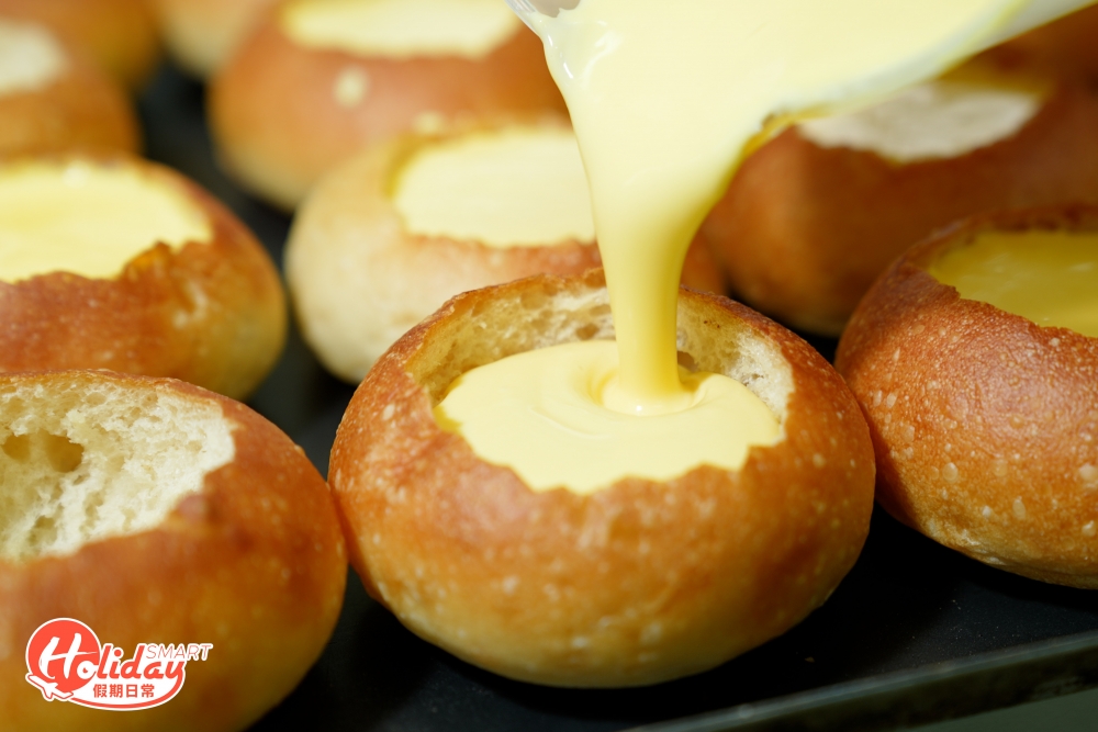 另外還有原味法式布甸包，售$15一個，食落蛋香味突出，更帶有微微吉士味，口感夠滑溜Creamy，法包厚薄比例適中又能保持鬆軟，買回家後稍微番熱會更好食。