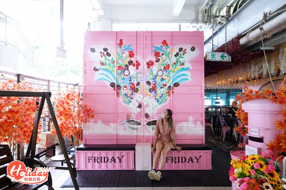 店內設有多個少女風打卡位，最有代表性一定是藝術塗鴉粉紅貨櫃，上面的彩繪是店主和朋友的用心設計，當中除了畫上咖啡豆外，還隱藏了不少卡通公仔，加上兩旁的花卉布置，充滿少女感覺。