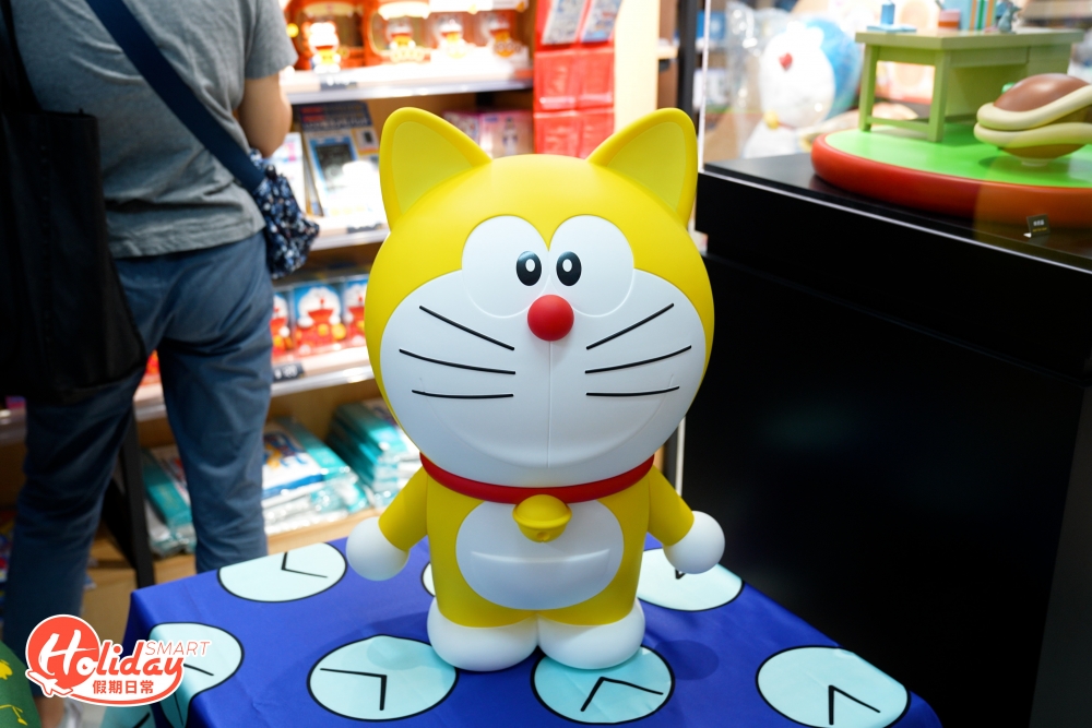 甫進店內，5隻巨型多啦A夢已經於大門等候大家。