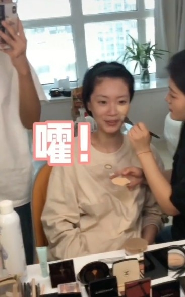 男生嘅媽媽因為呢條片而成為焦點,原因係媽媽太年輕,完全唔似一個20歲男生嘅媽媽!