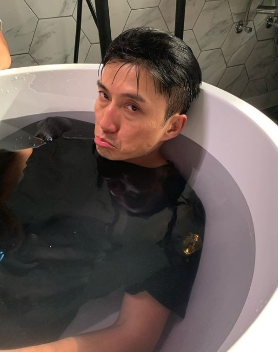 陳山聰喺《十八年後的終極告白2.0》中打扮成女裝,被網民大讚靚女?!