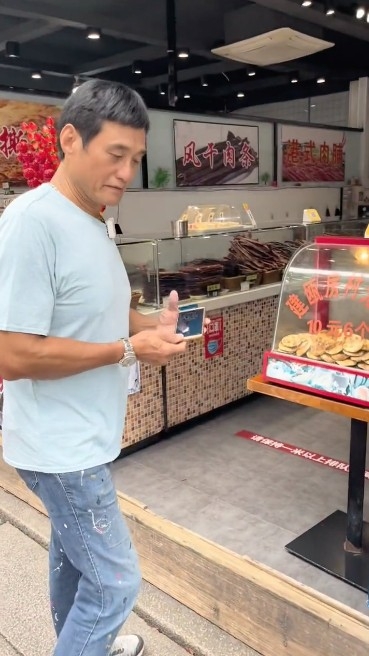 唔少網友指王俊棠幫襯嗰間店「唔夠正宗」，紛紛推薦佢去食其他地方嘅光餅