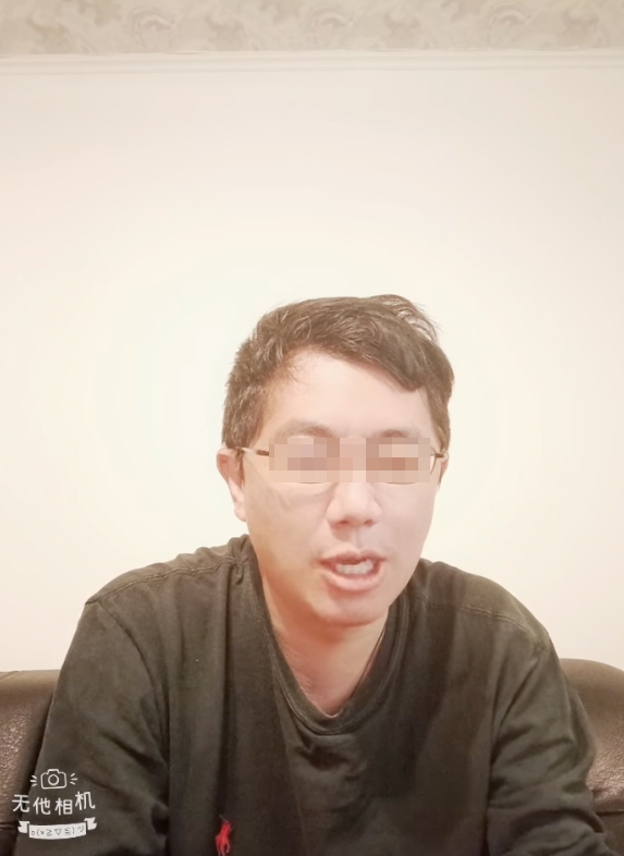 伍姓男子後來成功與一名外型亮麗嘅女生交往，但對方攞完iPhone禮物就唔見咗？！