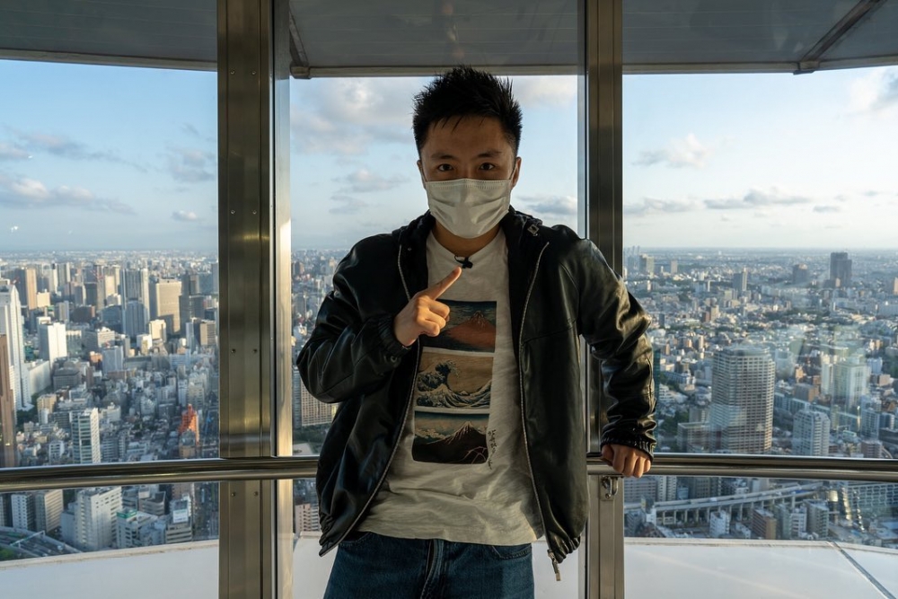 「百億富三代」鍾培生日前飛日本東京,佢已於當地逗留2個月