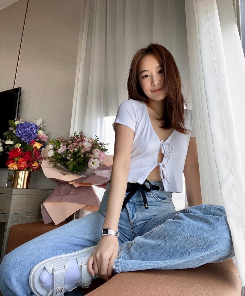 陳瀅本身家底唔錯，有指佢繼父喺內地從事房地產生意，坐擁一棟6層高嘅商場