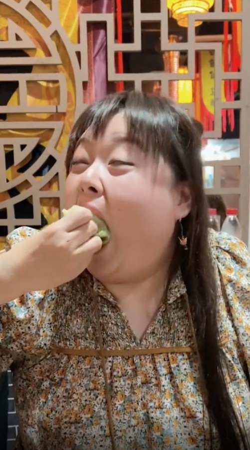 細細粒離巢全力做吃播帶貨,但依家搵食艱難,佢嘅賺人仔之路睇嚟或會遇到困難!