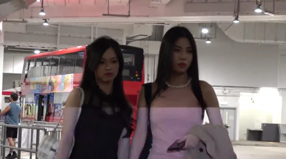 呢一對孖妹全程黑面