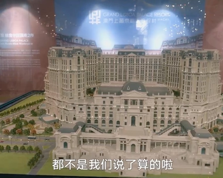 主持人問賭王咁多房兒女係如何分工,係咪開會商量邊個負責做咩事,超蓮直言:「這都不是我們說了算的啦!」