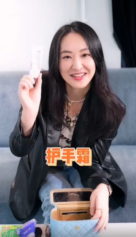 手袋裡面有紙巾、護手霜、唇膏等