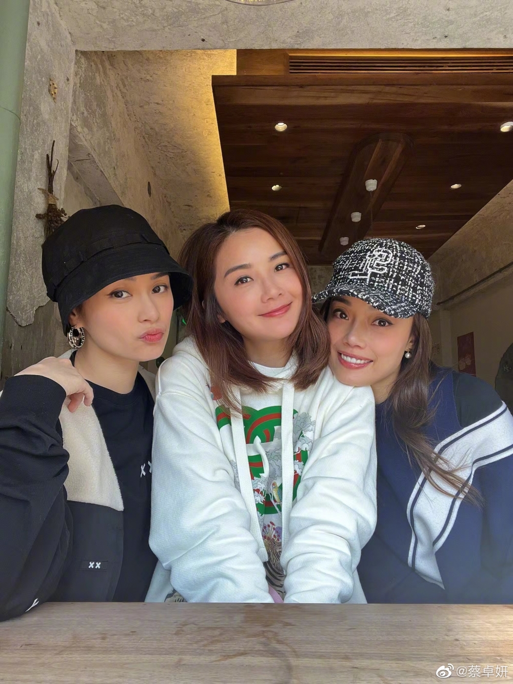 Twins出道21年嘅阿Sa阿嬌近年北上發展，兩人亦跟隨好友容祖兒（Joey）步伐，參加人氣綜藝《乘風破浪3》