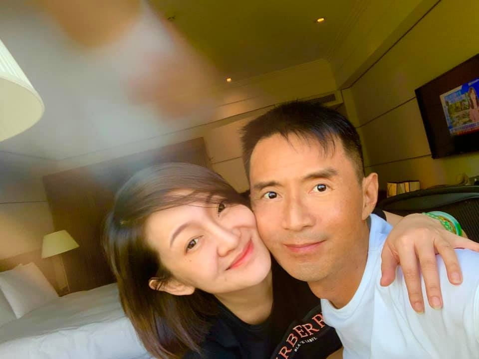 佢仲透露Erin曾要求行房，但佢就認為「冇愛」難以滿足對方！