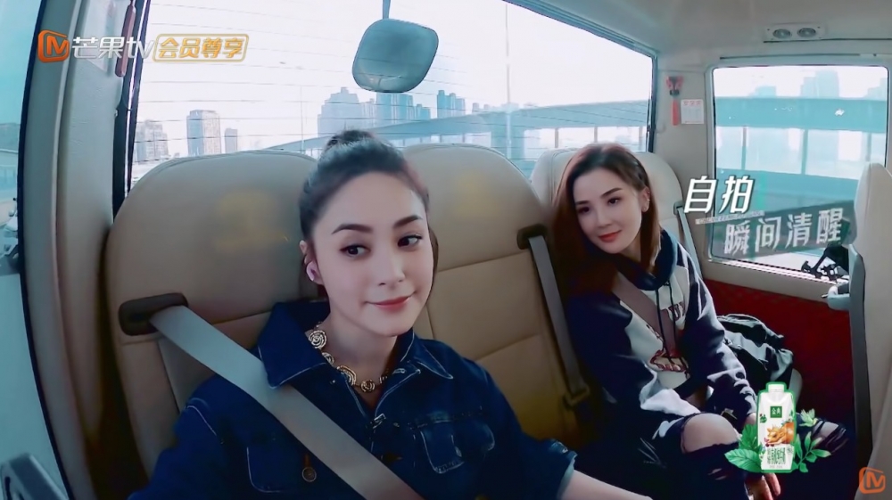 喺車上休息嘅阿嬌提議阿Sa一齊合照