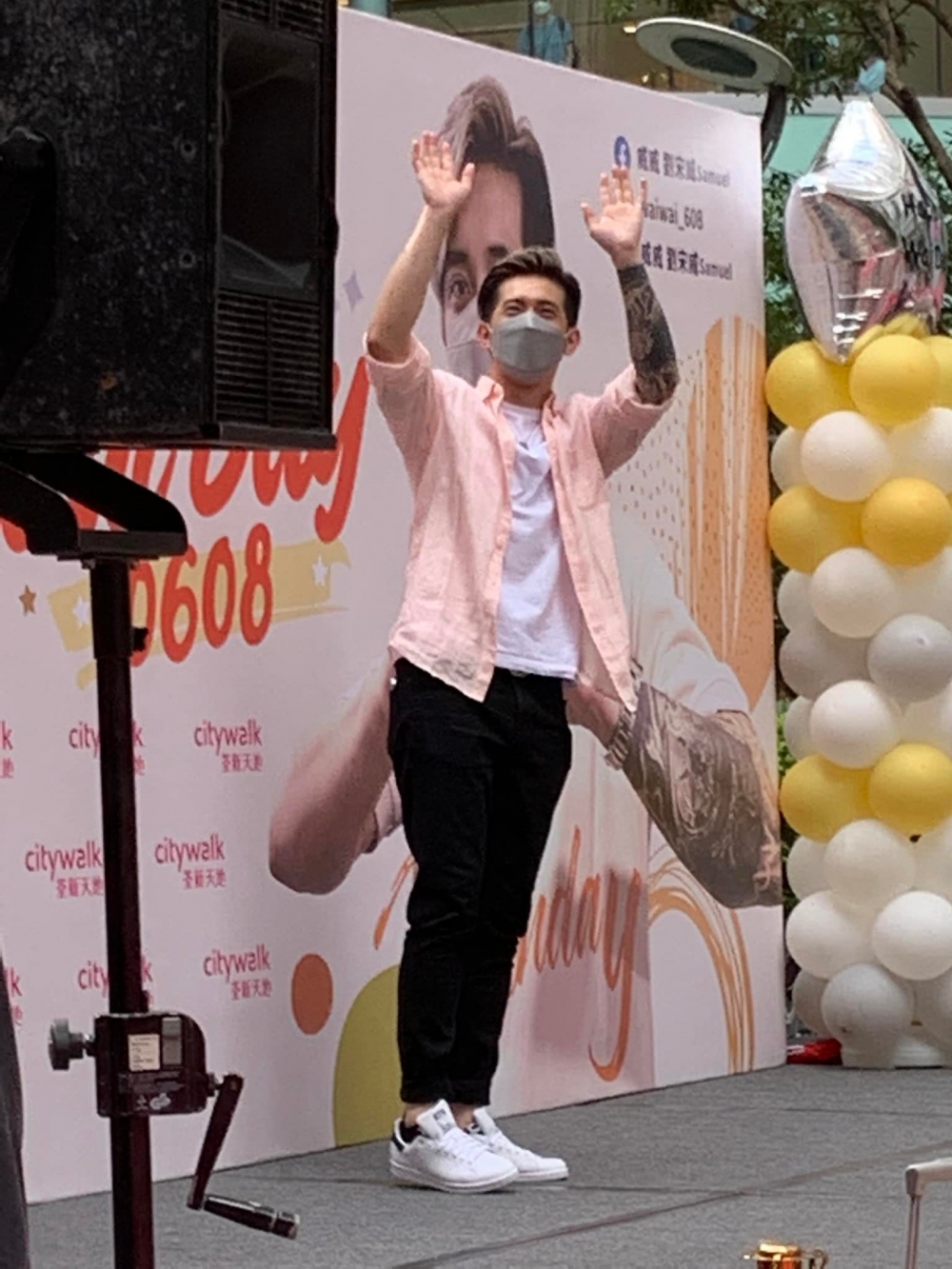 威威向粉絲們揮手打招呼。