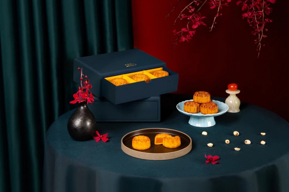 蛋黃奶黃月餅和蛋黃白蓮蓉月餅