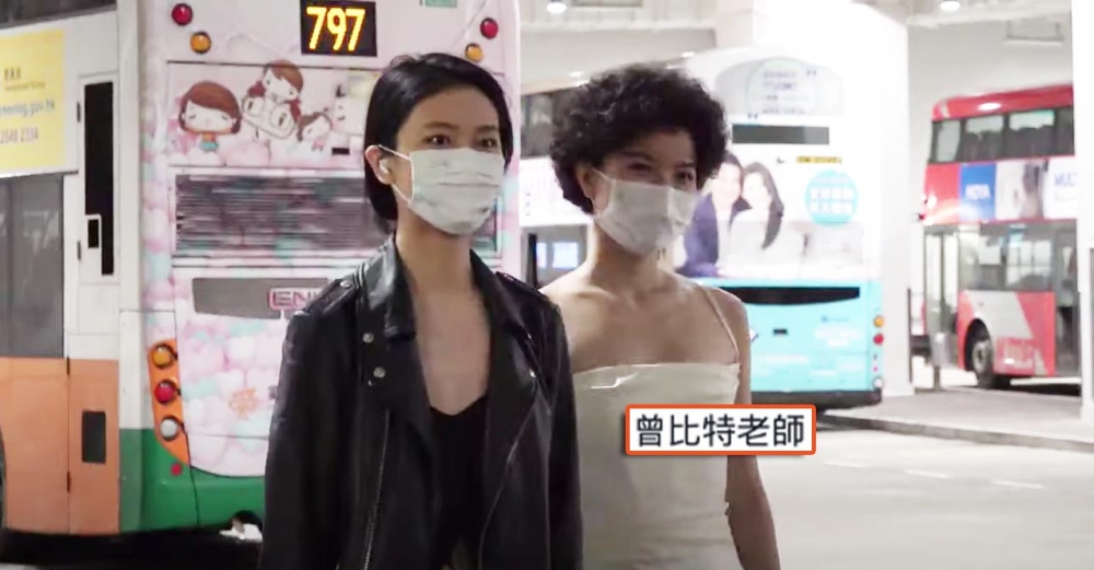 白色裙佳麗爆炸頭非常引人注目，雖然佢哋無除口罩接受訪問，但討論區已有網民封佢為「女版曾比特」。