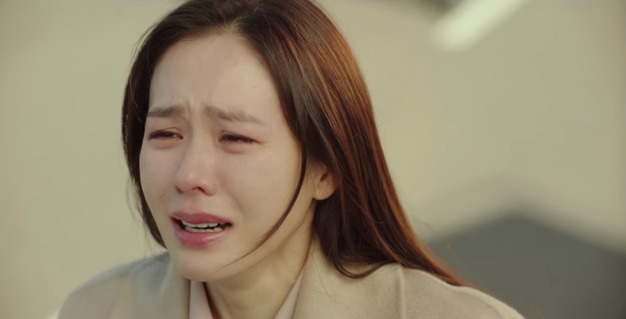 未婚妻攬住紮原本用嚟求婚嘅花，忍唔住傷心到喊。