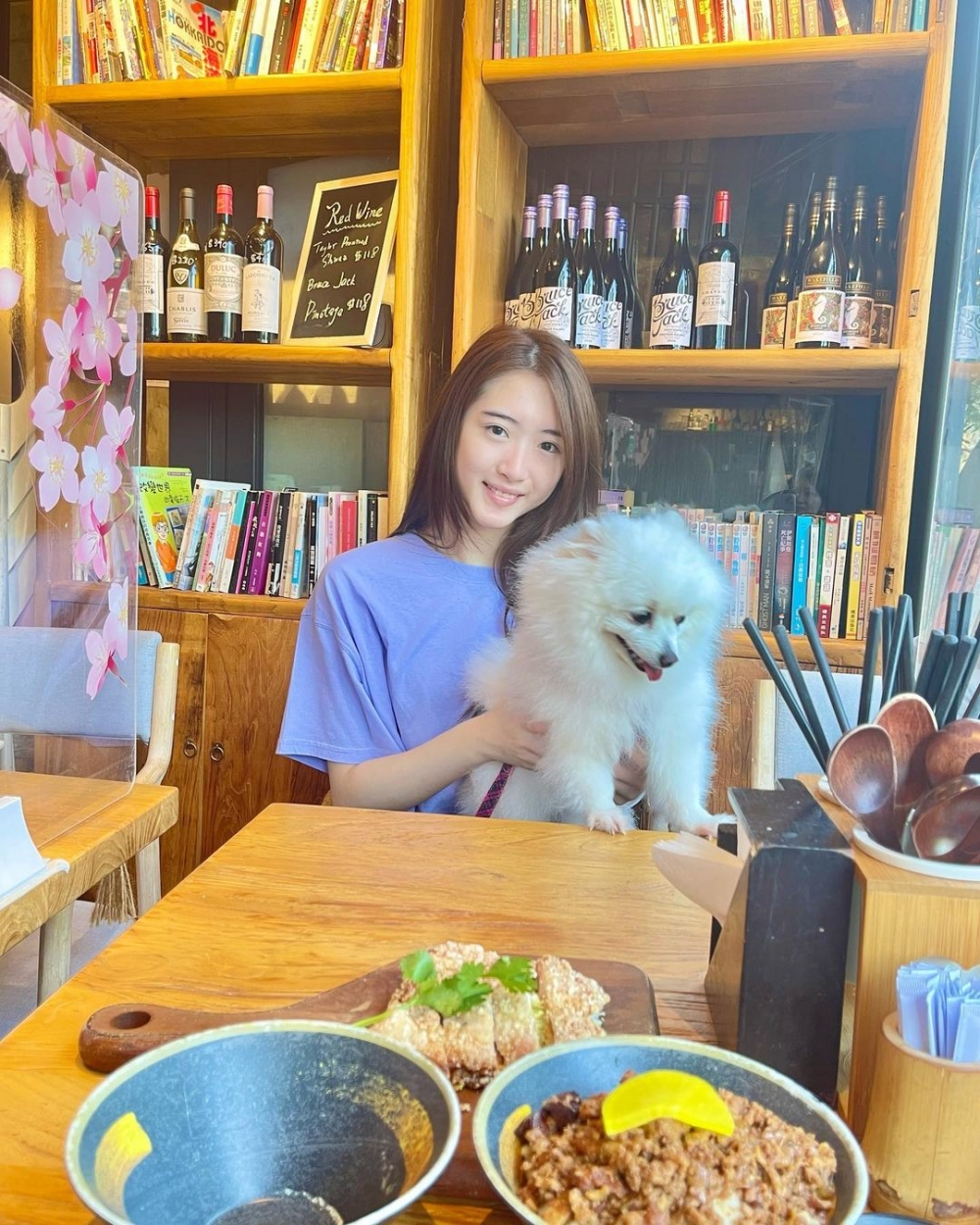 Aster的個人社交平台由媽媽負責營運~