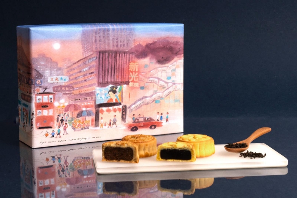 迷你伯爵茶奶黃月餅及迷你濃香鐵觀音軟心茶餡月餅。