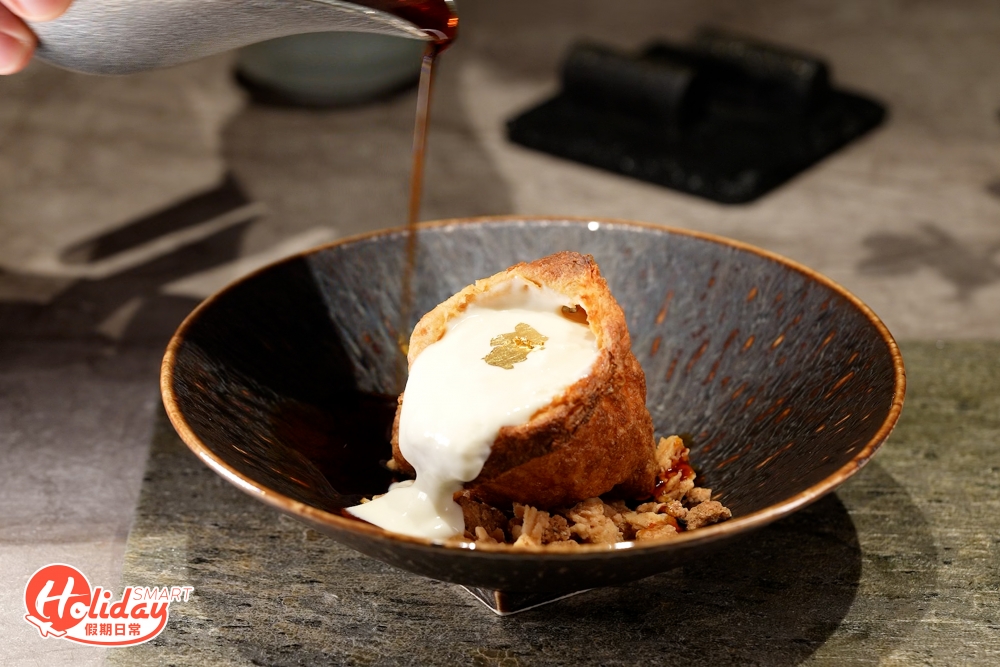 吃到尾段當然以甜品作結，取自日本禮袋作為靈感，用上日本豆乳製成奶凍，外皮則以日本豆腐皮製成，淋上日本黑糖和豉油製成的醬油黑糖漿，香甜清新，食出不同層次。