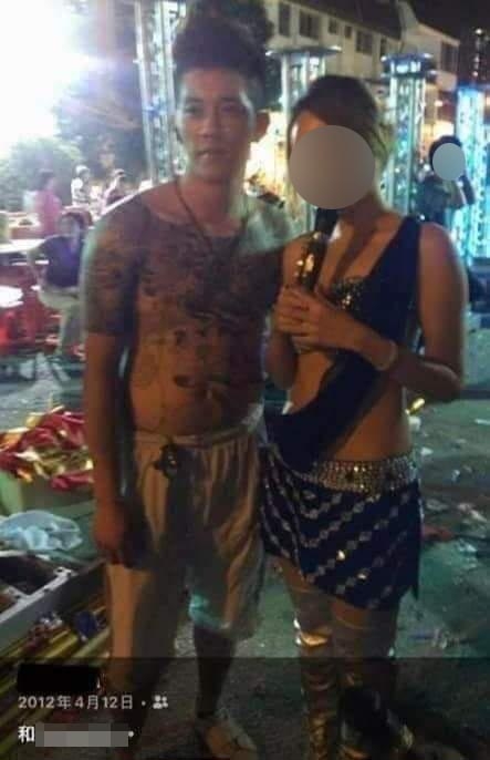 網上流傳一張疑似威威舊照,相中人無戴口罩,更加淨係著上褲子。