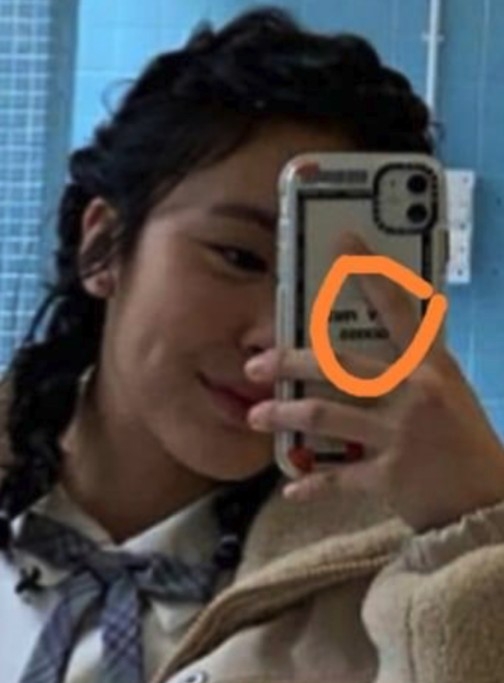 有網民發現Chantel過往公開嘅自拍,同片中女生嘅手機殼款式相似!