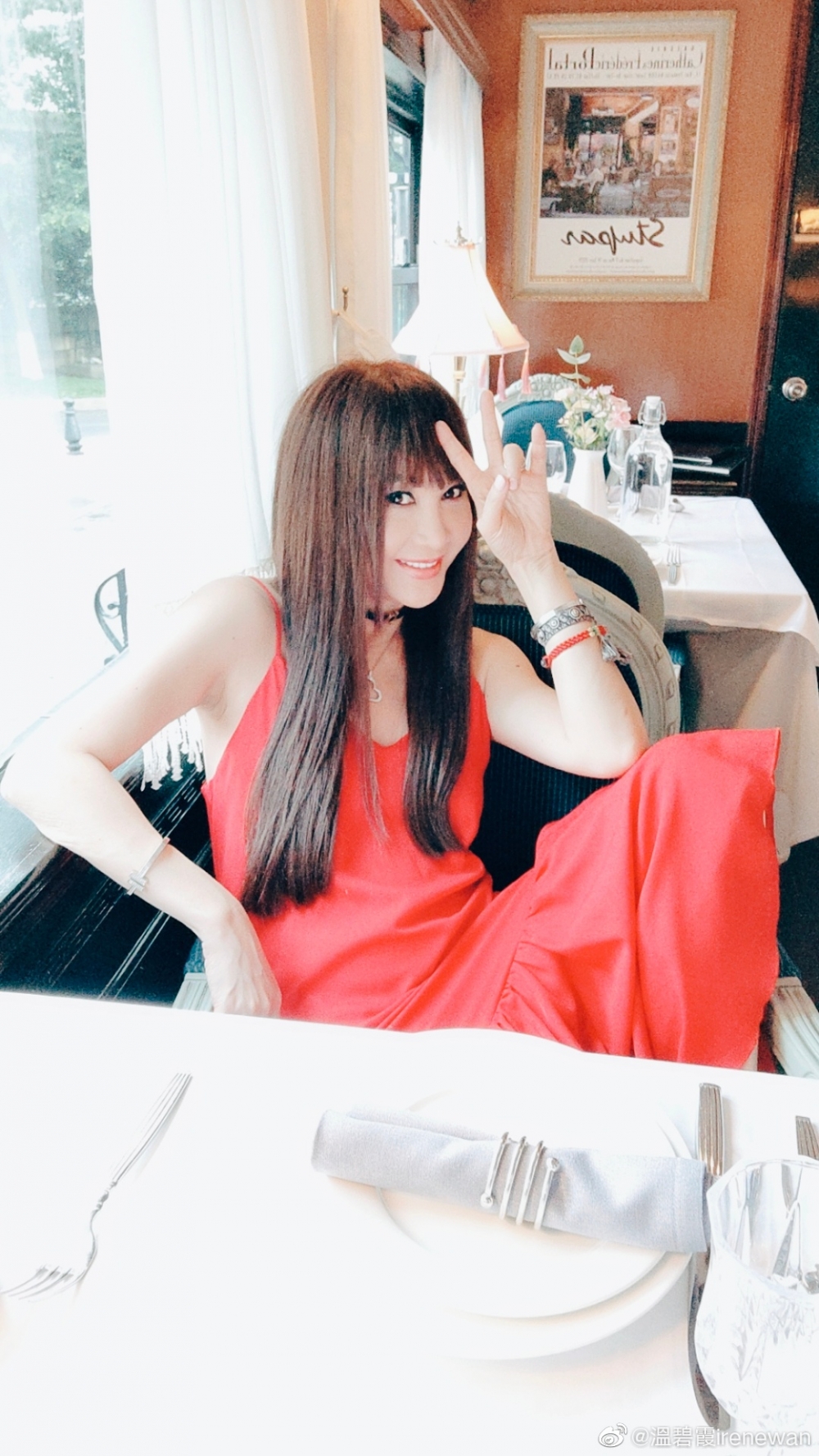 溫碧霞喺微博公開近照:「心情靚靚換個新髮型來迎接美好的夏天來臨」,相中佢罕有轉咗新髮型