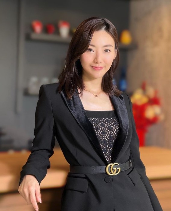 亦會喺網上直播分析證券等