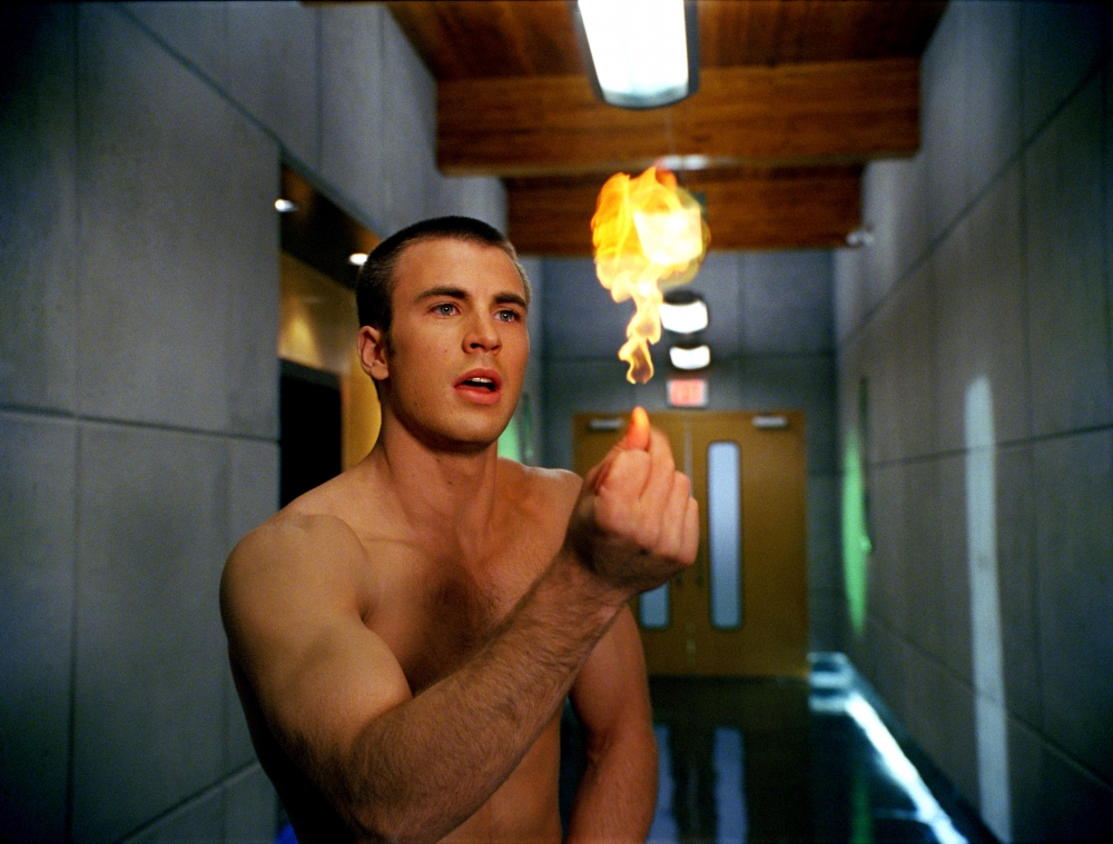 Chris Evans飾演的「霹靂火」擁有控制火焰的超能力~