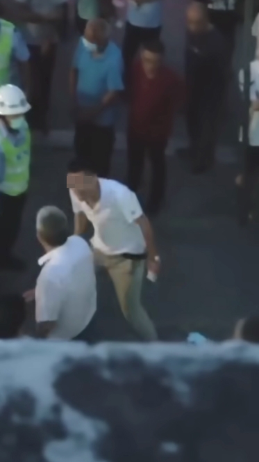 只見女兒男友突然一句話，令二人隱藏嘅關係曝光！