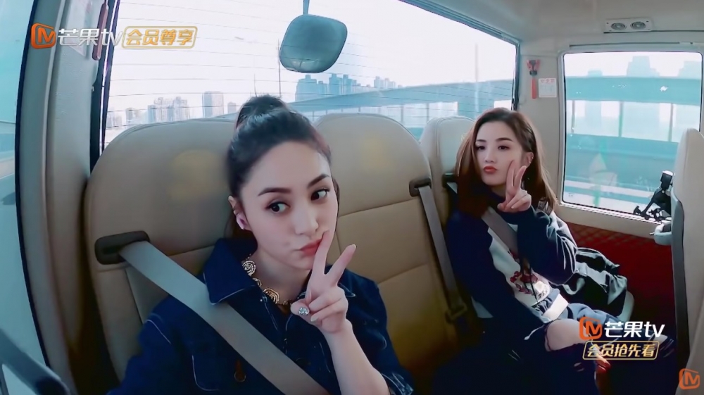 兩人擺好表情影相，全程唔夠5秒，果然出道多年好有經驗，十分專業！