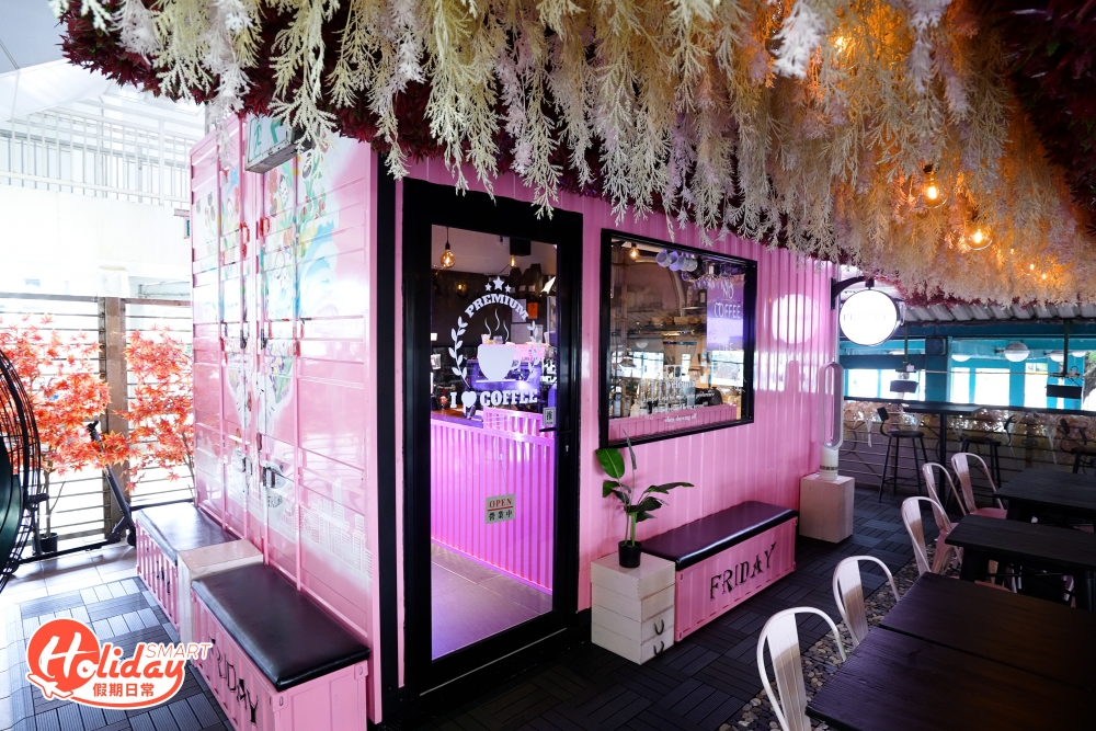 中環碼頭最近出現間粉紅貨櫃Cafe「Friday Café & Wine Bar」，剛開業旋即在網上爆紅，吸引不少人專程去朝聖打卡，原來店舖是上環「Friday Café Wine Bar」的姊妹店，新店位置不算顯眼，隱藏於已經荒棄十多年的6號碼頭上層，在碼頭中間上樓梯即可到達，裝修以粉紅色為主調，充滿休閒度假風，甫進店就會見到粉紅色的大貨櫃。
