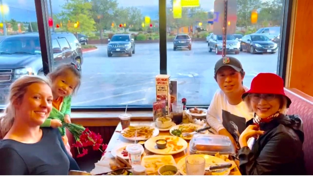 陳曼娜兒子Allen喺美國史丹福大學同哈佛大學讀醫科，畢業後佢留喺美國做心臟科嘅外科醫生