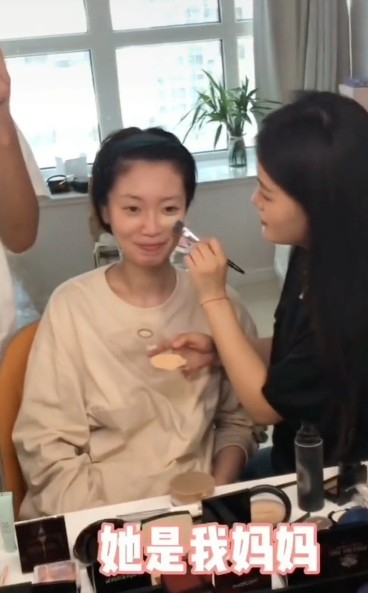 眼見化妝師誤會佢哋係一對夫婦,男生即表示:「她是我媽媽。」媽媽亦忍唔住笑