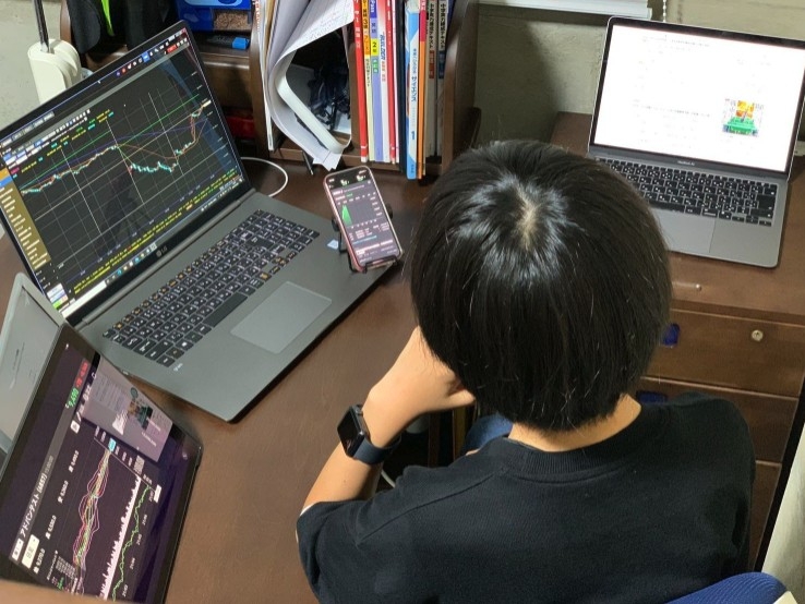 上年日本傳媒都訪問過一位12歲嘅男生喺1年間買股票大賺58萬嘅經歷！